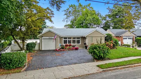 181 Tottenham Rd, Lynbrook, NY 11563