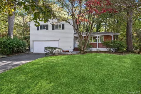 25 Wood Hollow Ln, New Rochelle, NY 10804