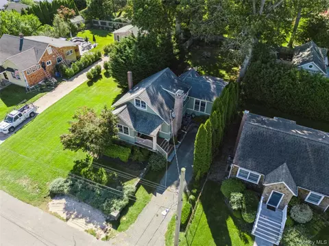 240 Wicks Rd, Cutchogue, NY 11935