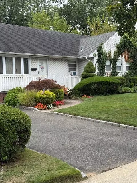 2960 Morgan Dr, Wantagh, NY 11793