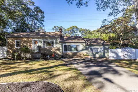 265 Prince Rd, Rocky Point, NY 11778