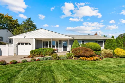 21 Dehan St, Smithtown, NY 11787