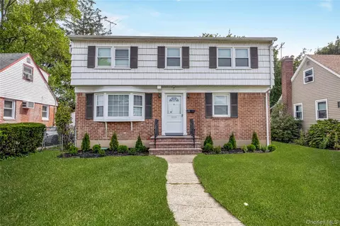 33 Grant St, Hempstead, NY 11550