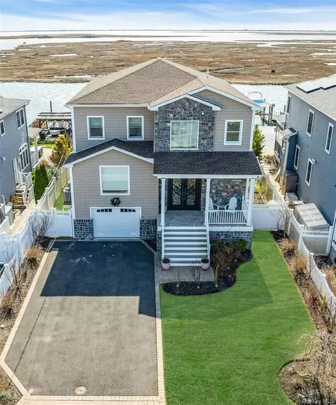 3692 Ocean Ave, Seaford, NY 11783