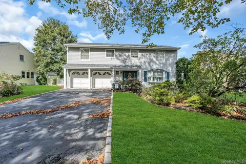 31 Sioux Dr, Commack, NY 11725