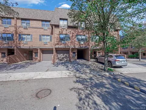 21934 64th Ave #337, Oakland Gardens, NY 11364