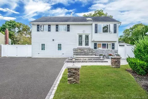 46 W Willow St, Brentwood, NY 11717