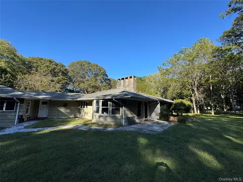 33 Mount Sinai Coram Rd, Coram, NY 11727
