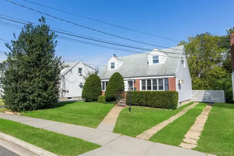 7 Washington St, Hicksville, NY 11801