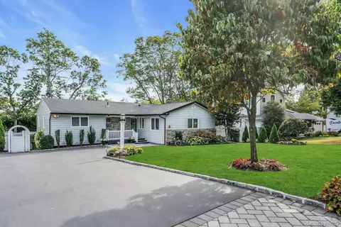 17 Wren Dr, Hauppauge, NY 11788