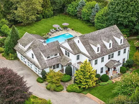 31 Paquatuck Ave, East Moriches, NY 11940