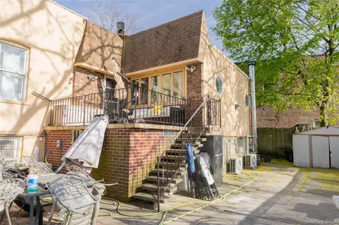 3252 Waterbury Ave, New York, NY 10465