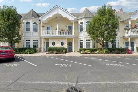 808 Emily Dr, Patchogue, NY 11772