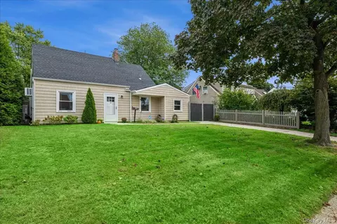 59 Cotton Ln, Levittown, NY 11756