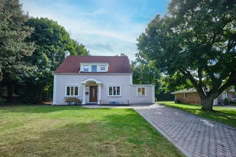 12 Colony Ln, North Hempstead, NY 11577