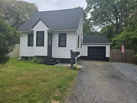 22 Roseville Ave, Saint James, NY 11780