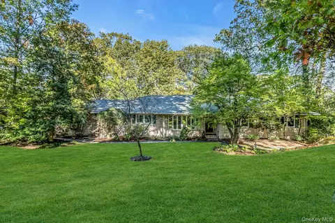 31 Knolls Ln, North Hempstead, NY 11030