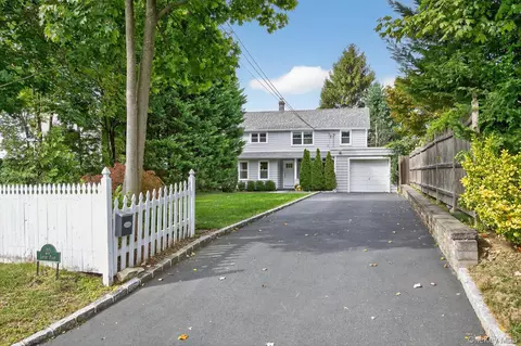 20 Locust Pl, Locust Valley, NY 11560