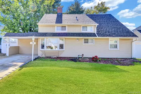 29 Walnut Ln, Hicksville, NY 11801