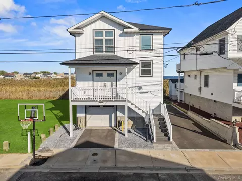914 Arctic St, Lindenhurst, NY 11757