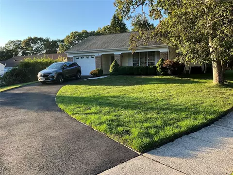 2 Kingston Dr, Ridge, NY 11961