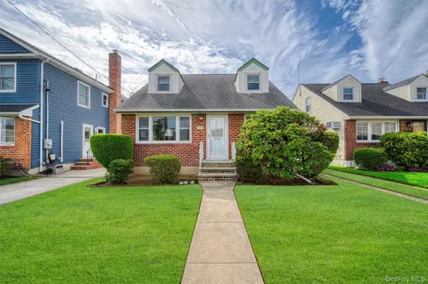 504 6th Ave, North Hempstead, NY 11040