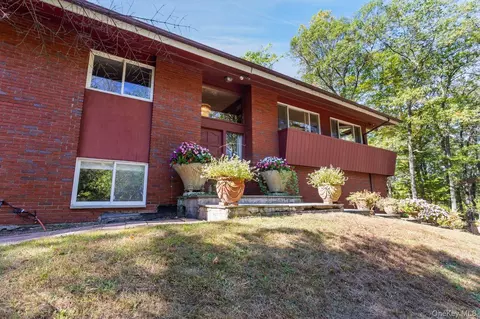 5 Crescent Ln, Putnam Valley, NY 10579