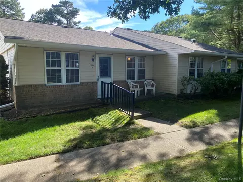 393 A Woodbridge Dr, Ridge, NY 11961