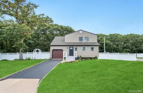 49 Bellwood Ave, South Setauket, NY 11720