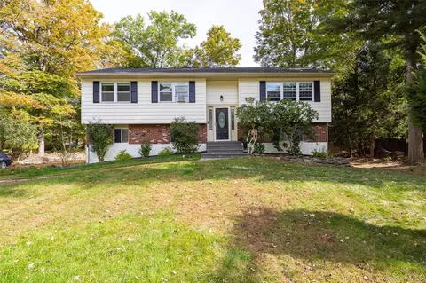 21 Panessa Dr, Poughkeepsie, NY 12603