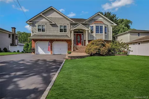 30 W Shore Rd, Oakdale, NY 11769