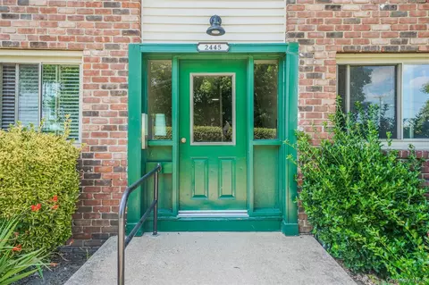 2445 Union Blvd #5B, Islip, NY 11751