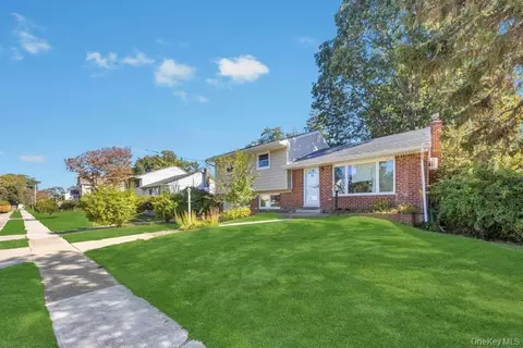 15 Deer Ln, Hicksville, NY 11801
