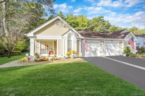 19 Villanova Ct, Ridge, NY 11961