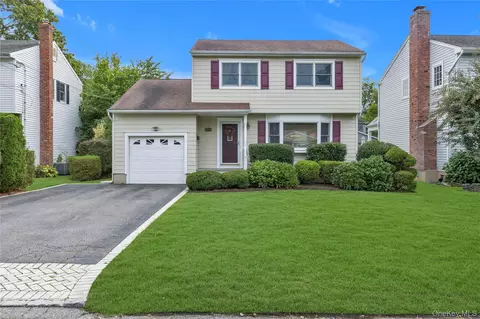 32 Oakwood St, Greenlawn, NY 11740
