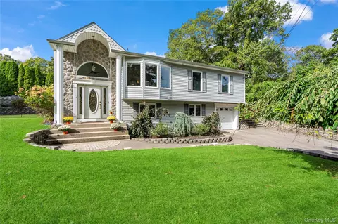 32 Locust Dr, Rocky Point, NY 11778