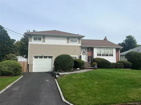 417 Cooper Rd, North Babylon, NY 11703