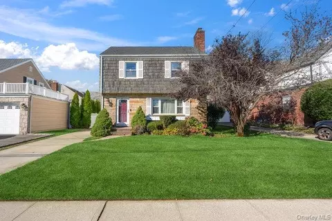 71 Dogwood Ave, Malverne, NY 11565