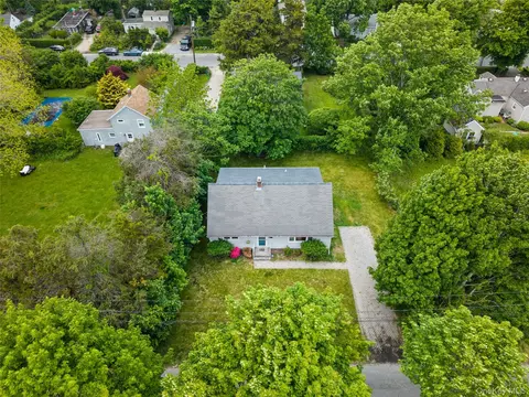 111 Miller Rd, Southampton, NY 11968