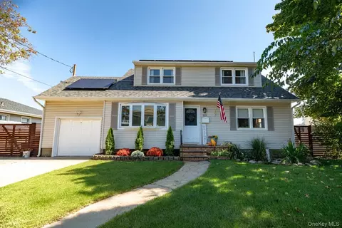 125 Garfield St, Freeport, NY 11520