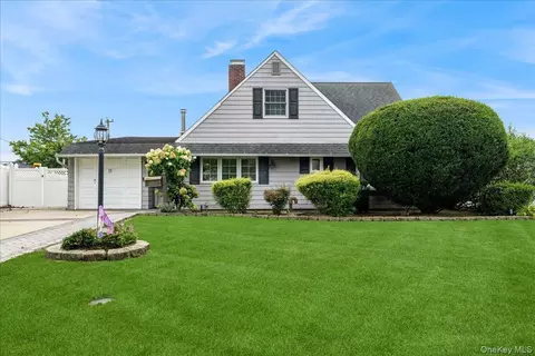 11 Tardy Ln N, Wantagh, NY 11793