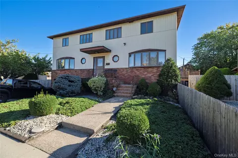 580 E Pine St, Long Beach, NY 11561