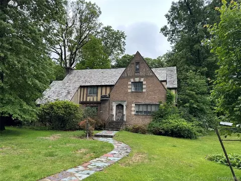 2 Rochelle Rd, Larchmont, NY 10538