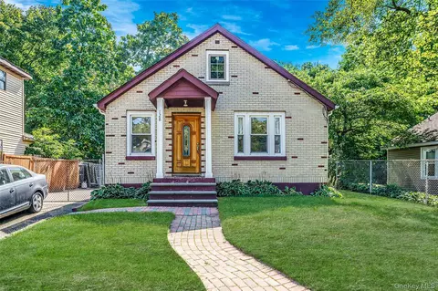 128 Winding St, Huntington Station, NY 11746