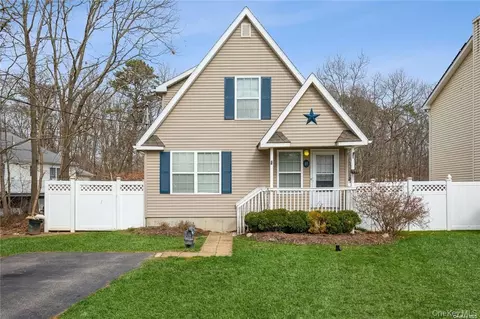 11 The Grn, Shirley, NY 11967