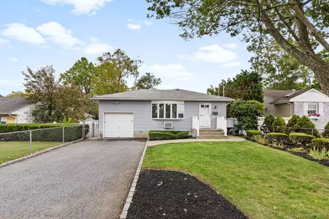 39 Wellington Ave, Deer Park, NY 11729