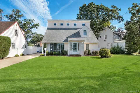 9 Pine Ln, Valley Stream, NY 11581