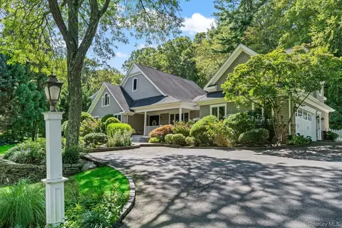 10 Hollise Ct, Centerport, NY 11721