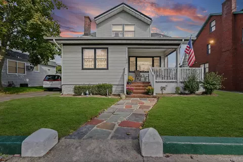 250 Beach 140th St, Rockaway Park, NY 11694