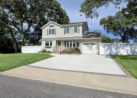 23 W Court Dr, Centereach, NY 11720